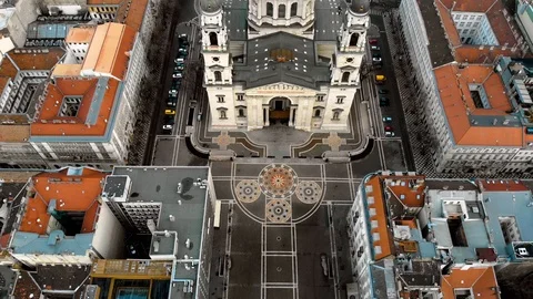 Budapest cityscape and dome of St. Stephen's Cathedral. Aerial view, 4k drone. Vídeo Stock 121589026