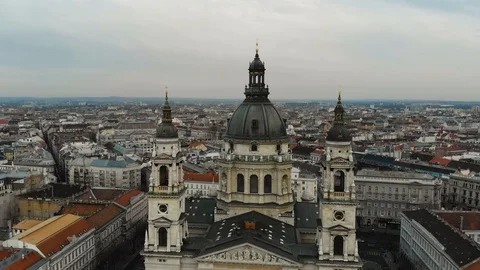 Budapest cityscape and dome of St. Stephen's Cathedral. Aerial view, 4k drone. Vídeos de archivo 121589161