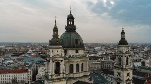 Budapest cityscape and dome of St. Stephen's Cathedral. Aerial view, 4k drone. Vídeo Stock 121589259