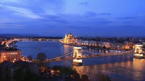 Budapest day to night time lapse of Hungarian Parliament and chaing bridge. Vidéo 107283042