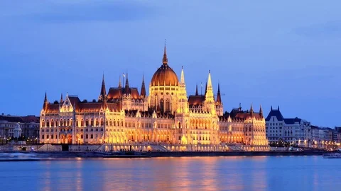 Budapest day to night time lapse at Hungarian Parliament. Vidéo 107487388