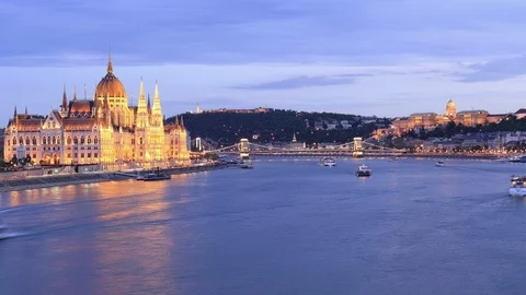 Budapest day to night time lapse of Hungarian Parliament and chaing bridge. Vidéo 107489553