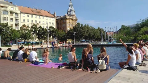 Budapest, Hungary - August 8, 2018: people sitting on fountain in Deak Ferenc te Stock Footage 94528117