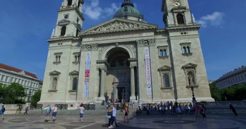 Budapest, Hungary.  Circa August 2016. Camera movement outside St. Stephen Vidéo 68481967