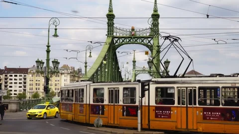 BUDAPEST, HUNGARY. Ground-level shot at Szent Gellért tér as a yellow public 库存影片 335271919