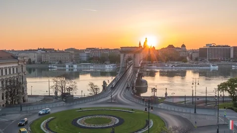 Budapest Hungary time lapse 4K, city skyline sunrise timelapse at Danube River Video stock 108954336