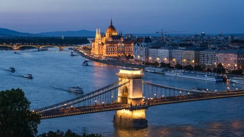 Budapest, Hungary, Time Lapse View of the Parliament Building and Chain Bridge Video stock 114128942