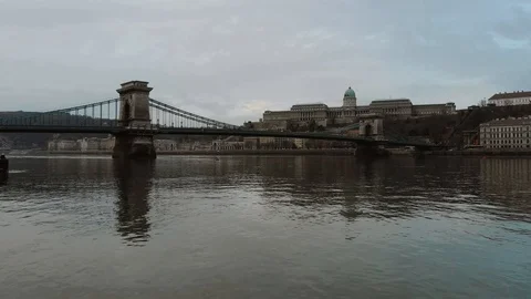 Budapest, Hungary. Top view on the Secheni Chain Bridge over the Danube River. Vídeo Stock 121558146
