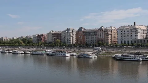 Budapest left to right shot  riverside boats  and stunning architecture dron Vídeos de archivo 333308566