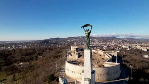 Budapest Liberty Statue Orbit 库存影片 169724587