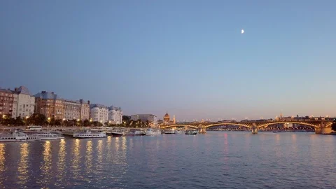 Budapest panorama at sunset, as seen from aboard a cruise ship Video stock 119895775