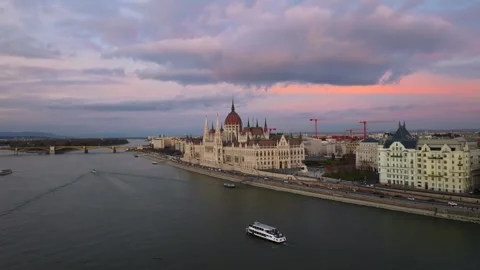 Budapest Parliament Building Along the Danube River at Sunset Vídeo Stock 332376853