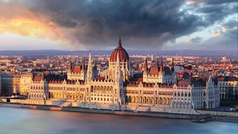 Budapest parliament at dramatic sunrise - Time lapse Video stock 70126041
