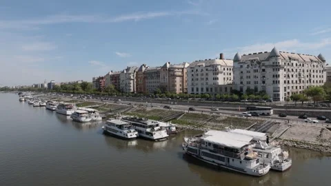Budapest static shot  riverside boats  and stunning architecture drone style Vídeos de archivo 333308564