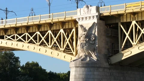Budapest, statue on the bridge view from boat Stock Footage 133428932
