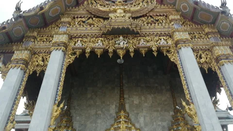 Budda temple tilt down to people entering and leaving in Bangkok Vídeos de archivo 247201773
