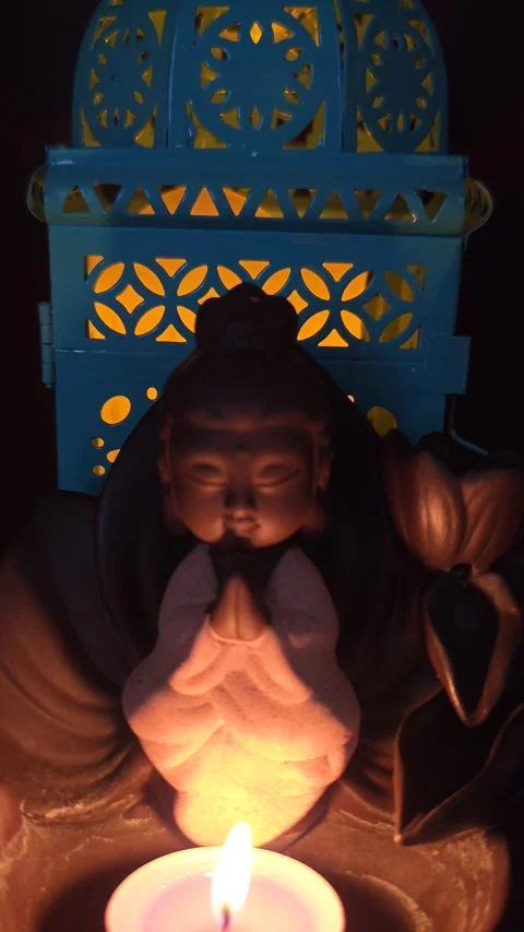 Buddha with a candle 스톡 동영상 330310586