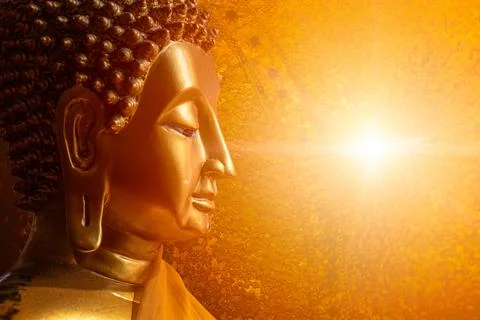Buddha face head looking at wisdom light calm peace to nirvana way of life in Fotos de archivo