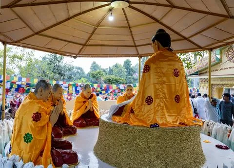 Buddha with five monks in first sermon scene outdoors from different perspe.. Fotos de archivo