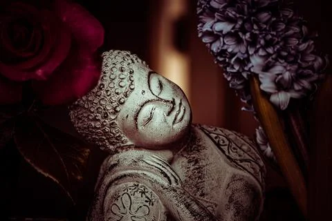 Buddha with flowers Foto stock