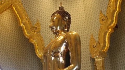 Buddha inside Wat Traimit Withayaram Worawihan temple tilt down Stock Footage 129805627