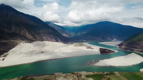 Buddha Palm Sand Dune beside a curving green river in Tibet Vidéo 345880873