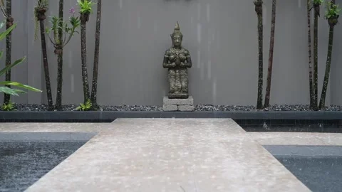 Buddha praying statue with slow rain fall Stockbeeldmateriaal 158465779