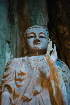 Buddha statue in colorful cave of Marble Mountains with natural light, Sacred Foto stock