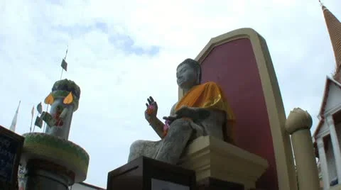 Buddha Statue In Front Of Temple Spire-pan 스톡 동영상 12322976