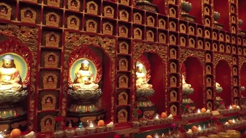 Buddha Statue, Inside Hundred Dragon Hall, Buddha Tooth Relic Temple, Singapore Vídeos de archivo 329245396