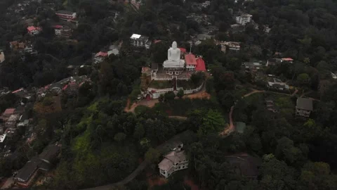 A Buddha statue in Kandy | Srí lanka | 4K drone video Video stock 166718655