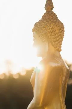 Buddha statue sit on base with light for sunset Stock-Fotos