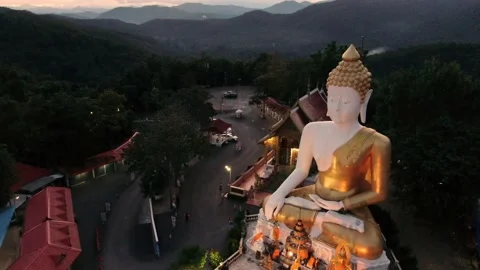 Buddha Statue - Wat Phra That Doi Kham in Chiang Mai - AERIAL Vídeo Stock 157218995
