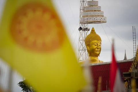 Buddha statue on yellow background Fotos Stock