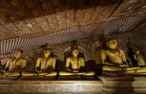 Buddhas Lined Up in Dambulla Cave Temple in Sri Lanka Foto stock