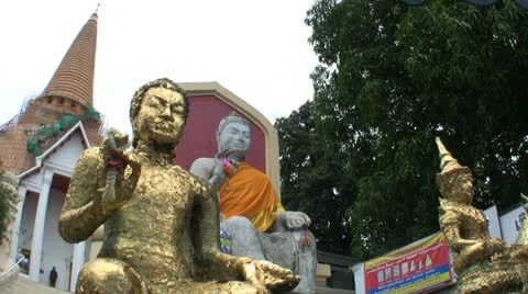 Buddhas Statues In Front Of Temple 스톡 동영상 12324411