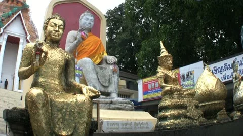 Buddhas Statues In Front Of Temple-Tilt Up 스톡 동영상 12324692