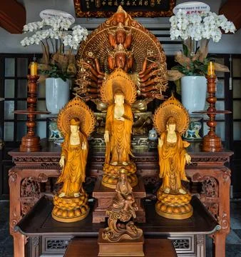 Buddhist altar with thousand-armed statue at Chua Linh Ung Pagoda in the Marble 库存照片