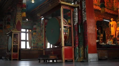 Buddhist drum - slide in the direction of the Buddha statue Stock-Footage 59011628