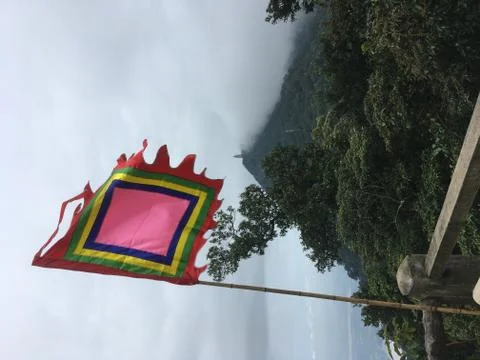 Buddhist Flag At Summit Of Ba Vi National Park Mountain Range Stock-Fotos