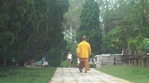 Buddhist monk goes away 스톡 동영상 63047501