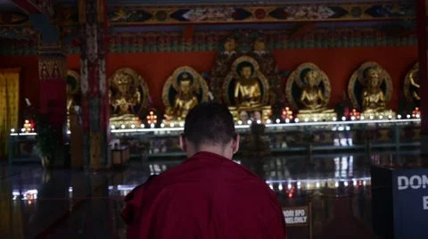 Buddhist Monk praying to buddha in temple Video stock 60205490