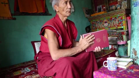Buddhist Monk Reading a Book.mp4 Video stock 47594063