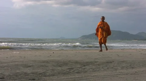 Buddhist Monk Walks Down The Beach 스톡 동영상 1014716
