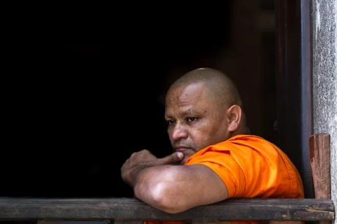 Buddhist Monk in Window Foto stock