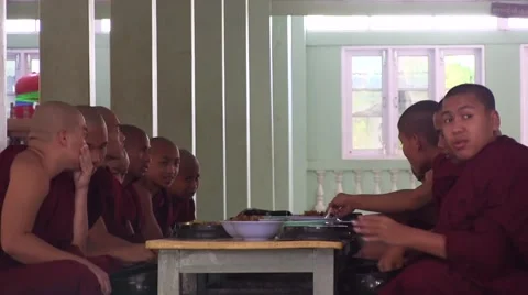 Buddhist monks eating lunch close to Mahagandayon Monastery in Amarapura. Vidéo 45937034