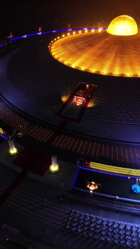 Buddhist Monks Meditating at Wat Phra Dhammakaya Temple in Bangkok, Thailand Видео 335940032