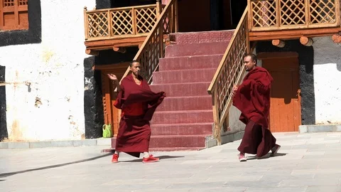 Buddhist monks perform Cham Dance. Likir Gompa monastery. Ladakh, India Vídeos de archivo 89026974