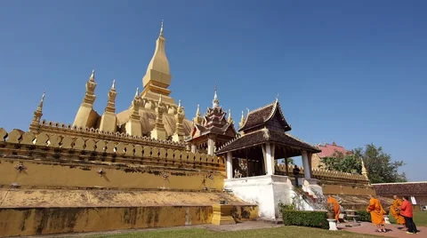 Buddhist Monks at Pha That Luang Stupa in Vientiane, Laos Vidéo 44677393