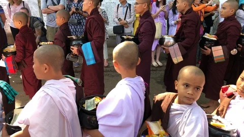 Buddhist monks procession for getting food in Mandalay Video stock 100578327